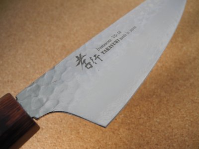 画像2: 剣型三徳包丁　堺孝行 - 33層槌目ダマスカス和式 VG10　【送料無料】 (2)